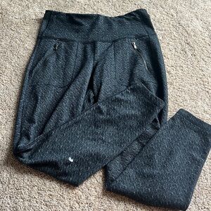 Leggings with zip pockets